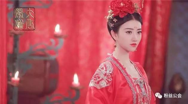 杨幂，剧组中的新娘风采