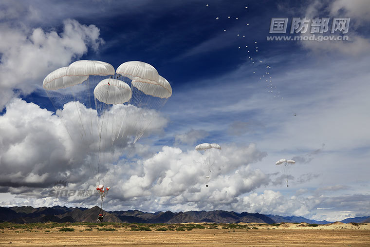 解放军伞兵空投视频，展现空中突击力量的震撼瞬间