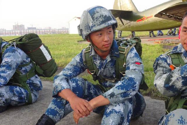 汶川地震中的伞兵英雄，悲壮的牺牲与永恒的纪念