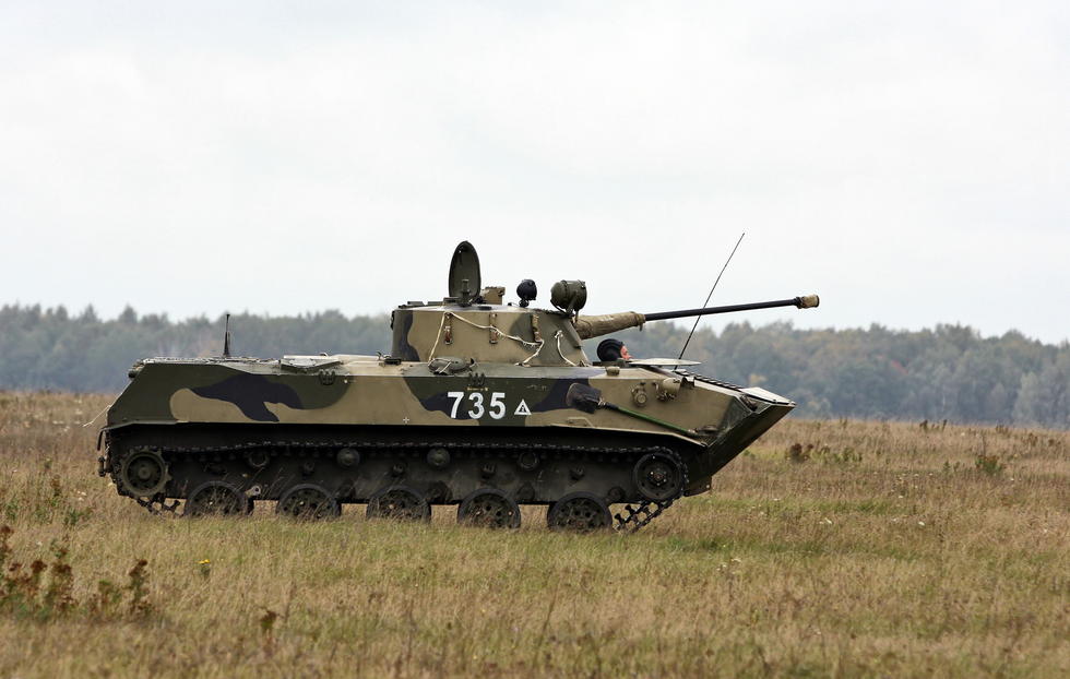 BMD2伞兵战车图片，现代战争中的空中利器
