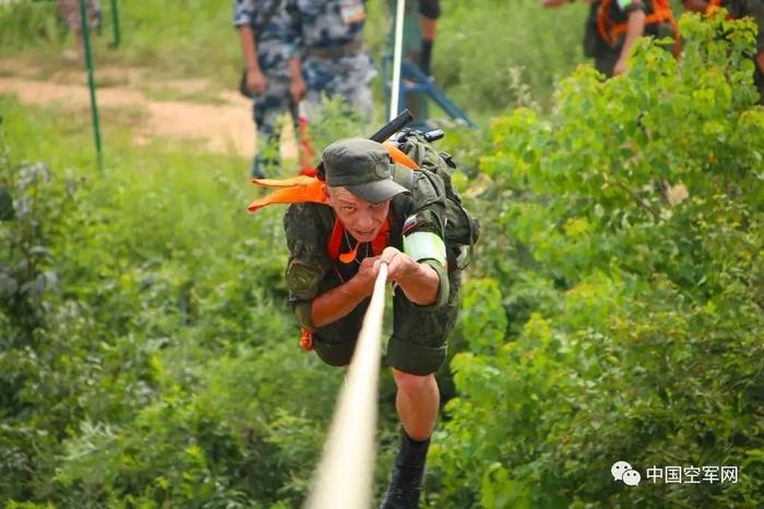 伞兵竞技风采，赛场上的英勇角逐