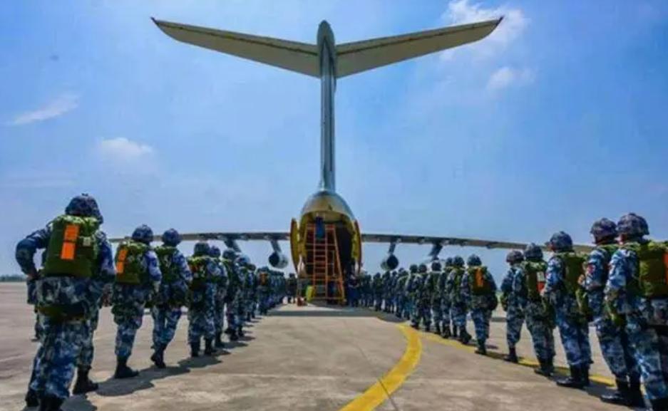 解放军第一个伞兵师，英勇无畏的空中先锋