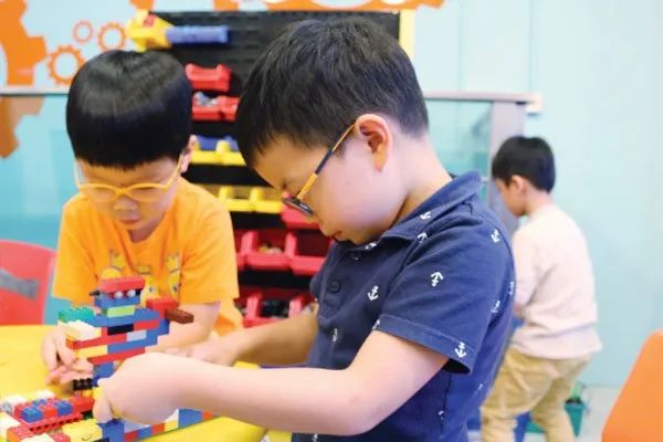 亿童小班上学期美术之旅，探索色彩与创意的奇妙世界