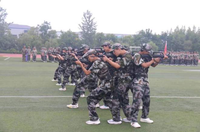 伞兵日常训练，挑战与磨砺