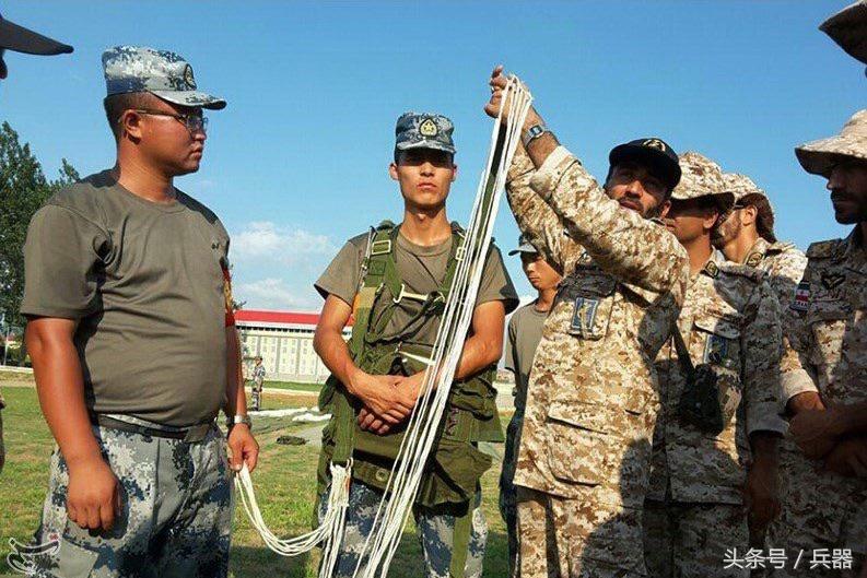 探索中国伞兵利器，95式步枪伞兵系统