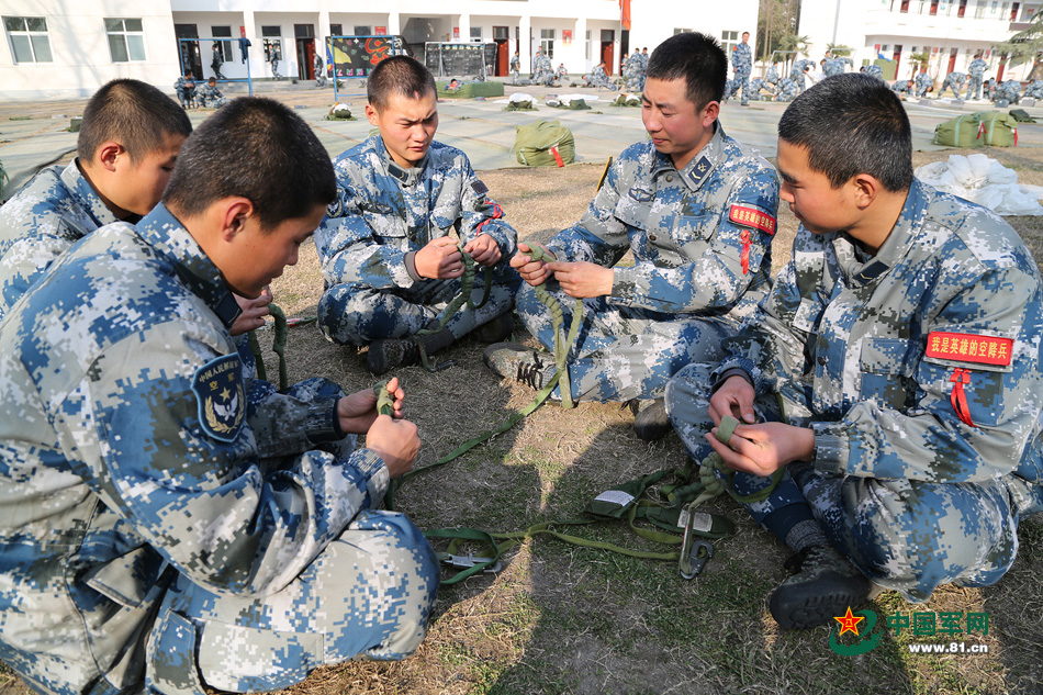 伞兵教员，传承技艺，铸就蓝天利剑
