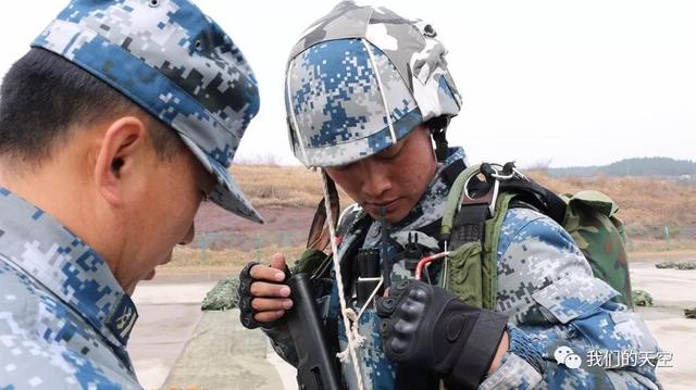 伞兵刘团长，英勇传奇与卓越领导力的典范